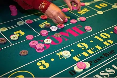 Pengguna berbagi tautan referral ajak teman di aplikasi superrabit77 melalui smartphone